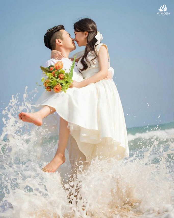 cách tạo dáng chụp ảnh cưới ở biển